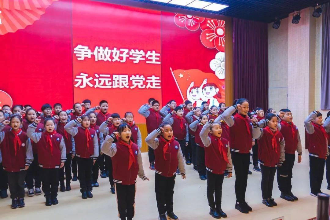 黄色泡泡袖方领连衣裙,春夏这样的甜美泡泡袖到底怎么穿?,解决你的问题